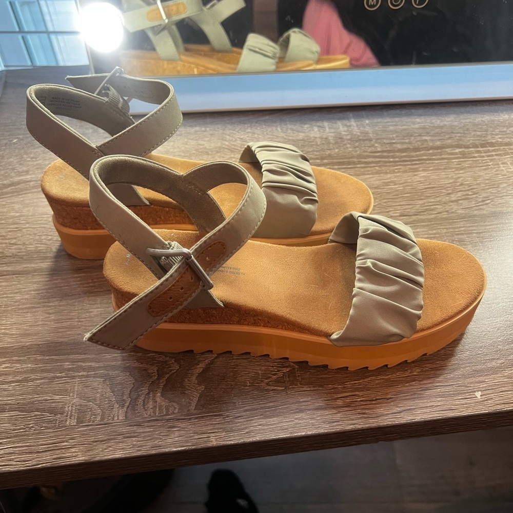 Toms Tan Strappy Sandals